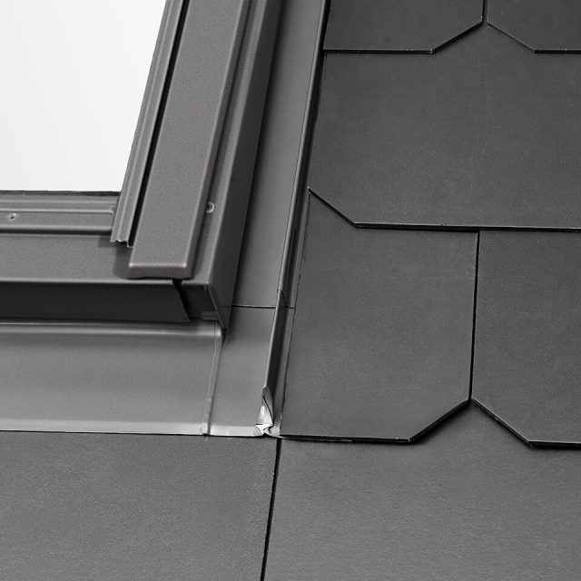 Slate flashing with one piece side element